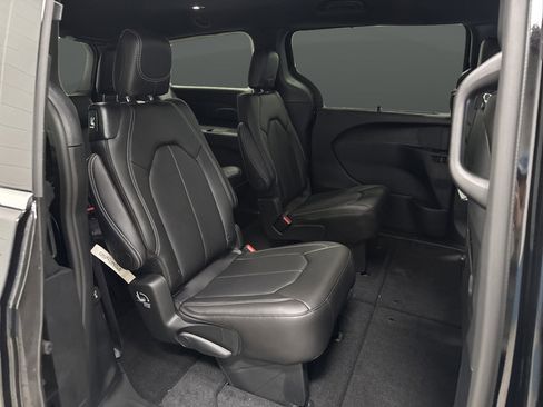 New 2026 Chrysler Pacifica Select AWD/4WD image 32