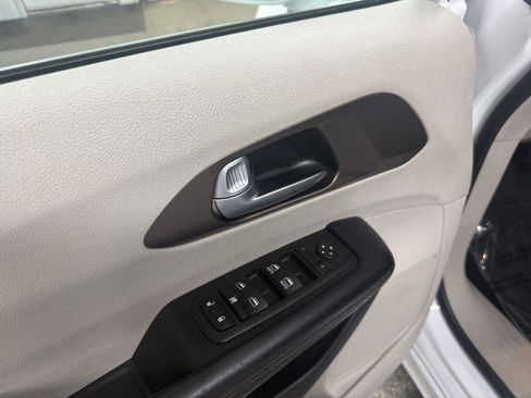 Used 2017 Chrysler Pacifica Touring-L image 23