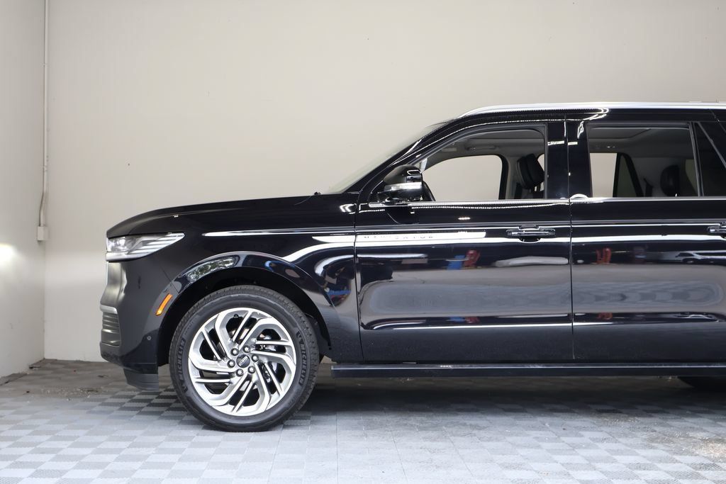 Used 2025 Lincoln Navigator L Reserve AWD/4WD image 8