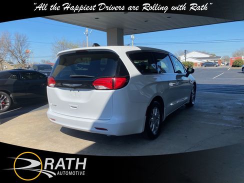 Used 2022 Chrysler Voyager LX image 6