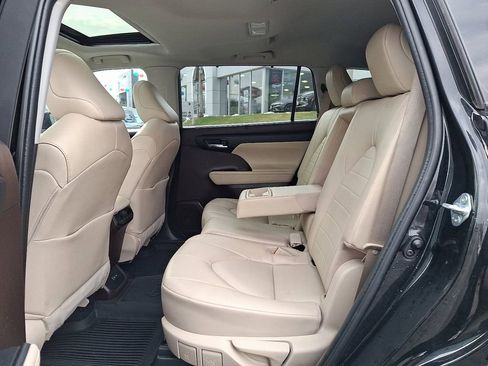 Used 2022 Toyota Highlander XLE image 11