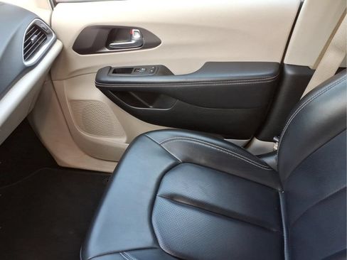 Used 2023 Chrysler Pacifica Touring-L FWD image 26