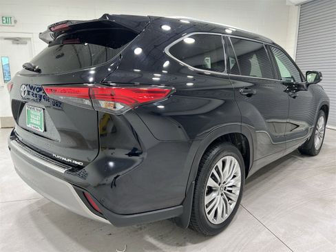 Used 2023 Toyota Highlander Platinum image 8