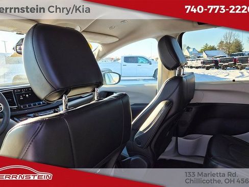 Used 2023 Chrysler Pacifica Touring-L image 25