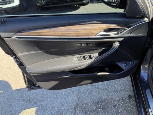 Used 2019 BMW 530e w/ Convenience Package image 9