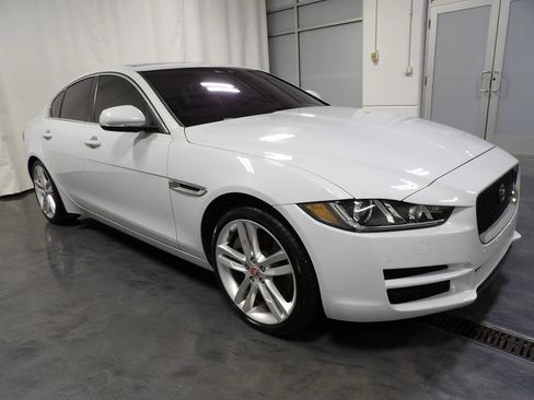 Used 2017 Jaguar XE Prestige AWD/4WD image 2