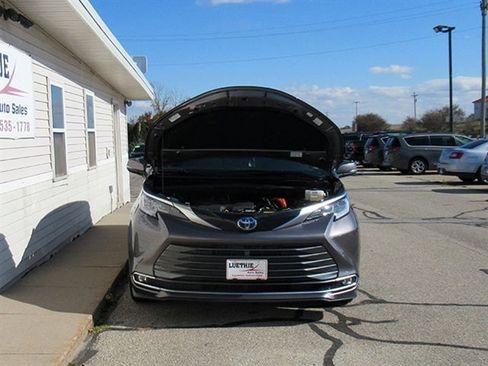 Used 2021 Toyota Sienna Limited image 6