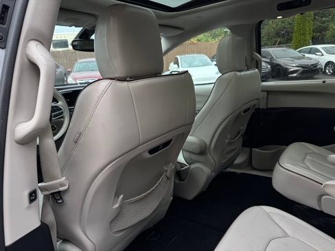 Used 2020 Chrysler Pacifica Limited FWD image 16