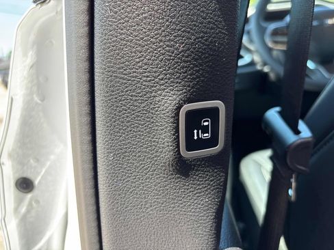 Used 2025 Chrysler Voyager LX FWD image 33