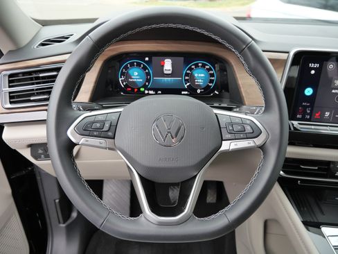 Certified 2025 Volkswagen Atlas SE image 25