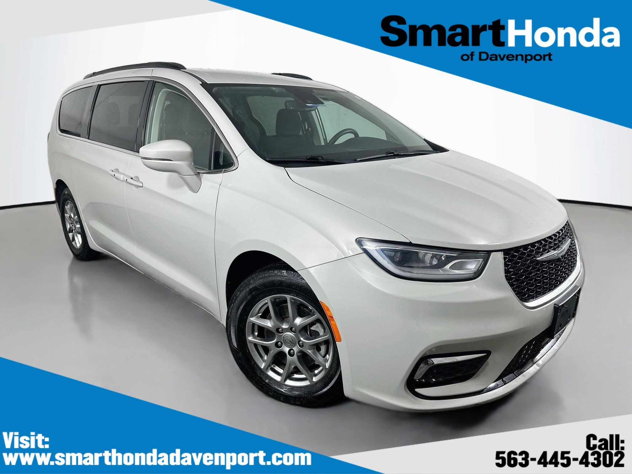 Used 2021 Chrysler Pacifica Touring FWD image 1