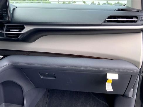 Used 2024 Toyota Sienna LE FWD image 18