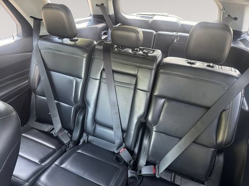 Used 2021 Ford Explorer XLT w/ Equipment Group 202A AWD/4WD image 13