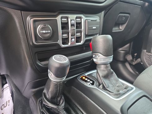 Used 2022 Jeep Wrangler Unlimited Sport image 32