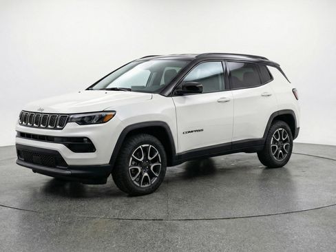 Used 2025 Jeep Compass Trailhawk AWD/4WD image 3