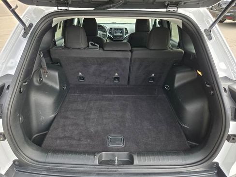 Used 2019 Jeep Cherokee Latitude w/ Popular Appearance Group image 8