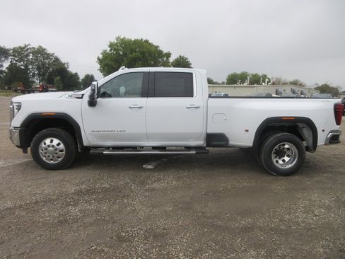New 2026 GMC Sierra 3500 SLT w/ SLT Premium Package image 10