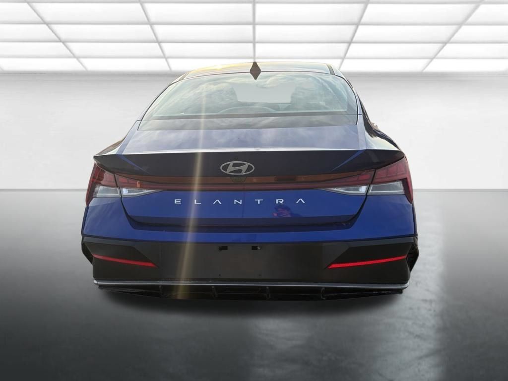 Used 2025 Hyundai Elantra SEL FWD image 3
