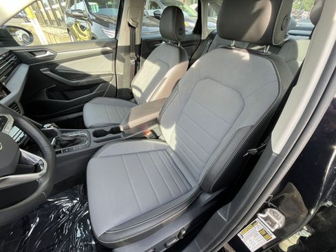 Used 2025 Volkswagen Jetta SE image 36