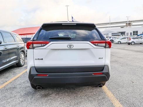 Used 2025 Toyota RAV4 XLE w/ Convenience Package FWD image 9
