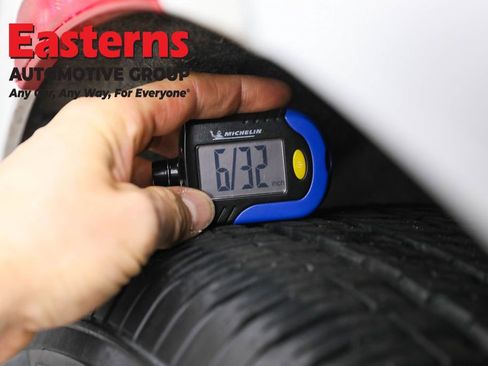 Used 2022 Chrysler Voyager LX image 27