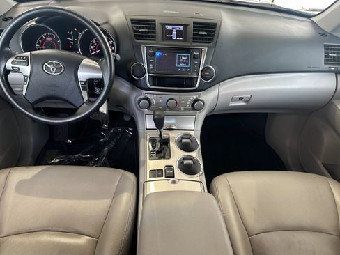 Used 2013 Toyota Highlander Plus FWD image 16