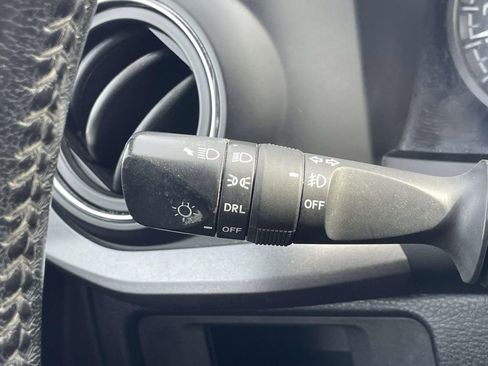 Used 2018 Toyota Tacoma TRD Sport image 19