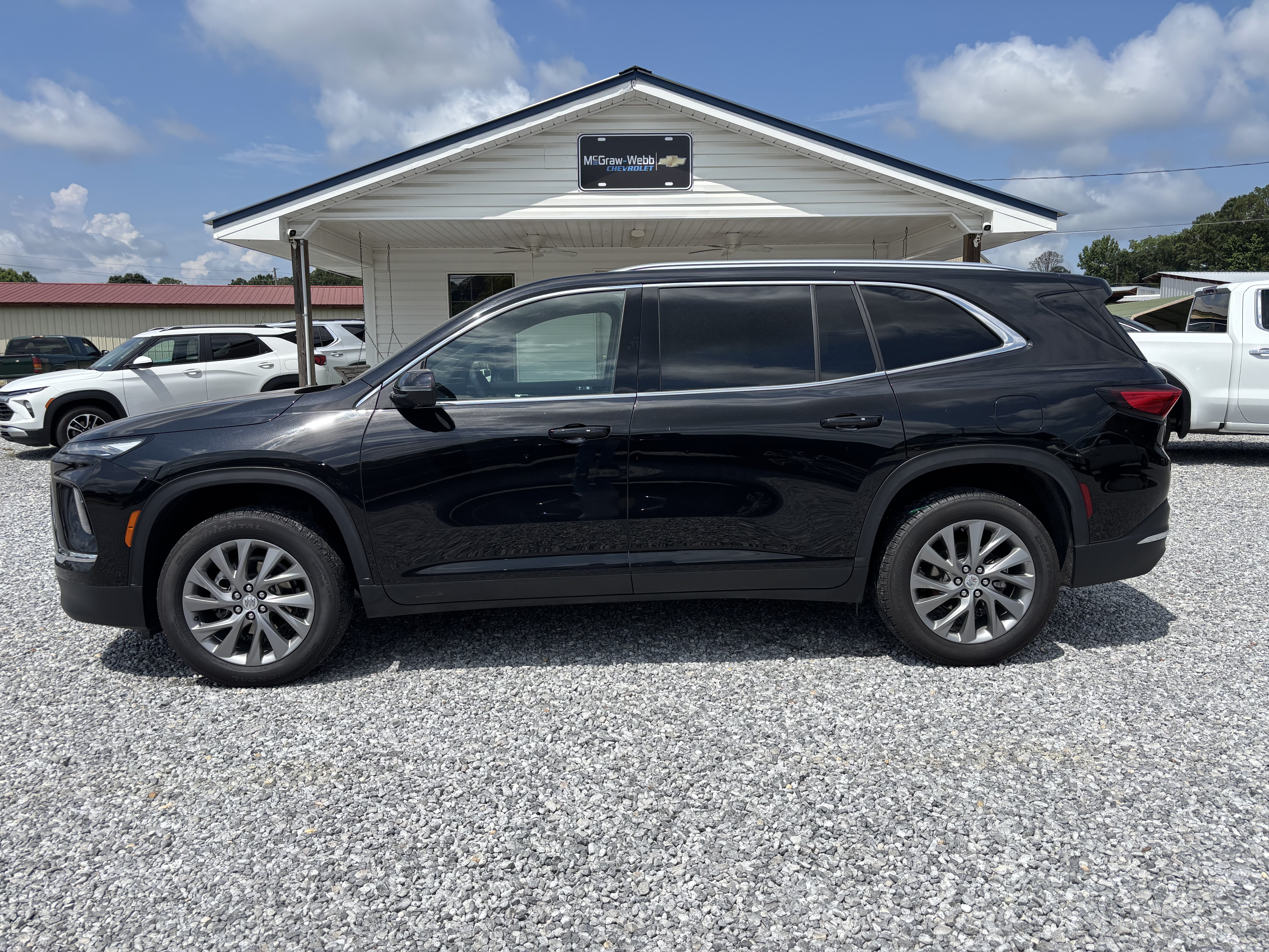 Used 2025 Buick Enclave Preferred AWD/4WD image 2