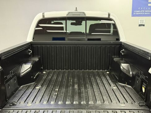 Used 2018 Toyota Tacoma TRD Off-Road w/ Technology Package image 9
