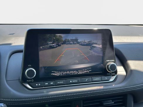 Used 2025 Nissan Rogue S AWD/4WD image 24