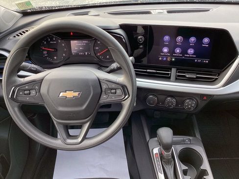 Used 2024 Chevrolet Trax LS w/ LS Convenience Package FWD image 16