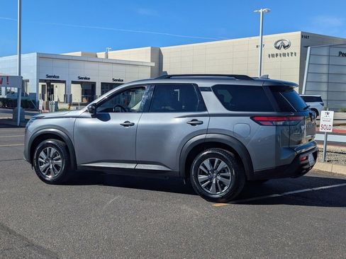 Used 2024 Nissan Pathfinder SV image 4