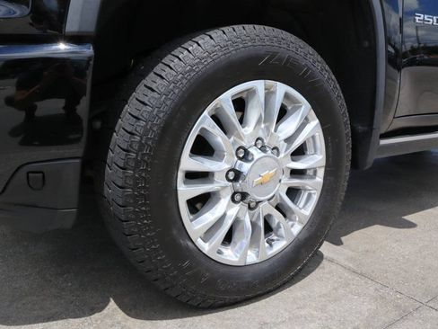 Used 2022 Chevrolet Silverado 2500 High Country w/ Z71 Off-Road Package AWD/4WD image 8