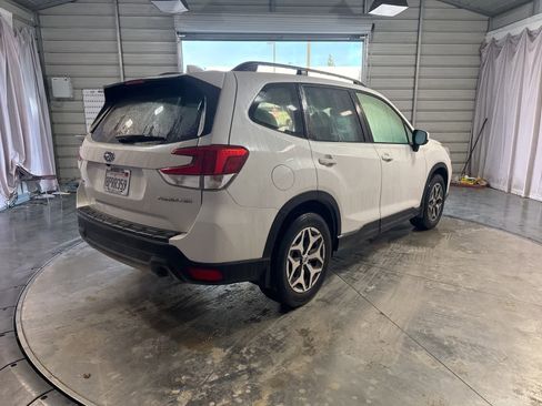 Used 2020 Subaru Forester Premium image 4