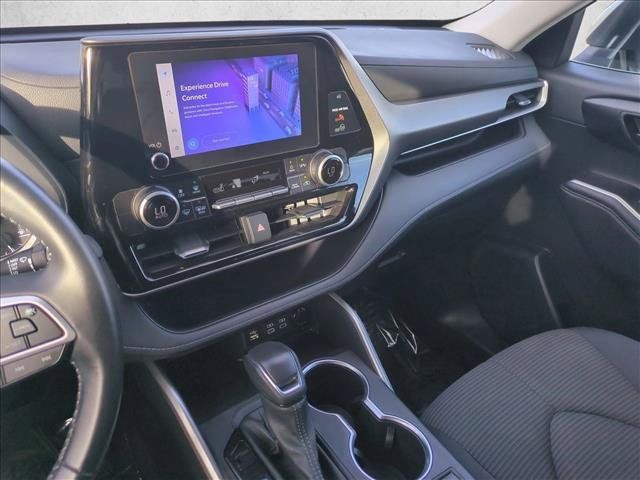 Used 2025 Toyota Highlander LE FWD image 14