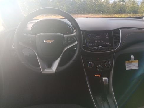Used 2022 Chevrolet Trax LT w/ LT Convenience Package image 18
