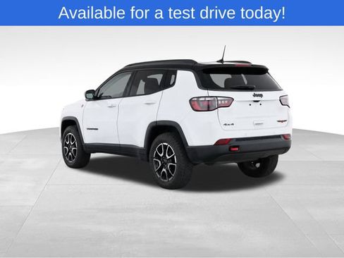 Used 2025 Jeep Compass Trailhawk AWD/4WD image 3