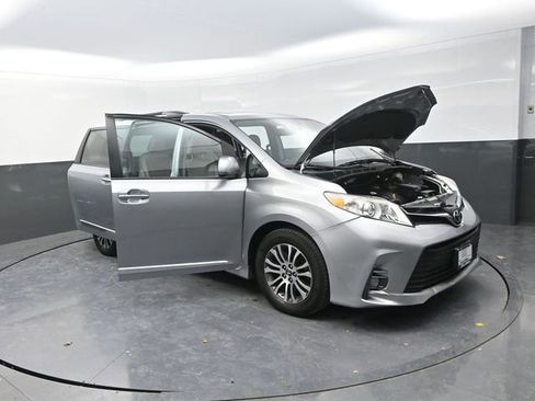 Used 2018 Toyota Sienna XLE FWD image 28