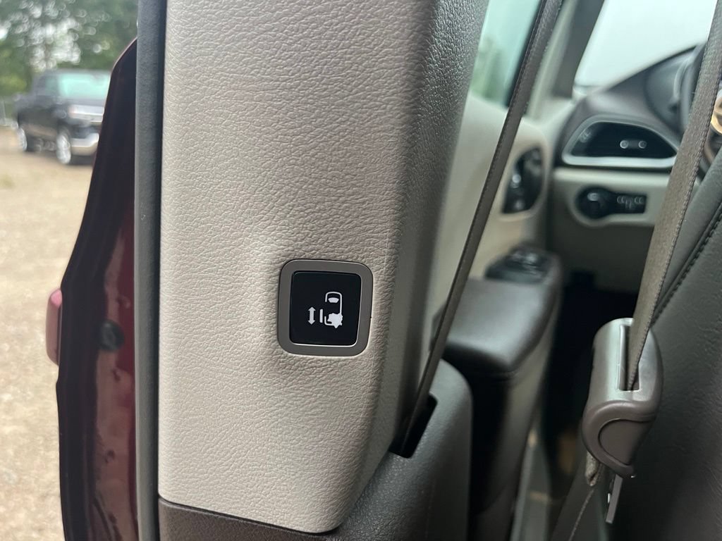 Used 2019 Chrysler Pacifica Touring-L FWD image 28