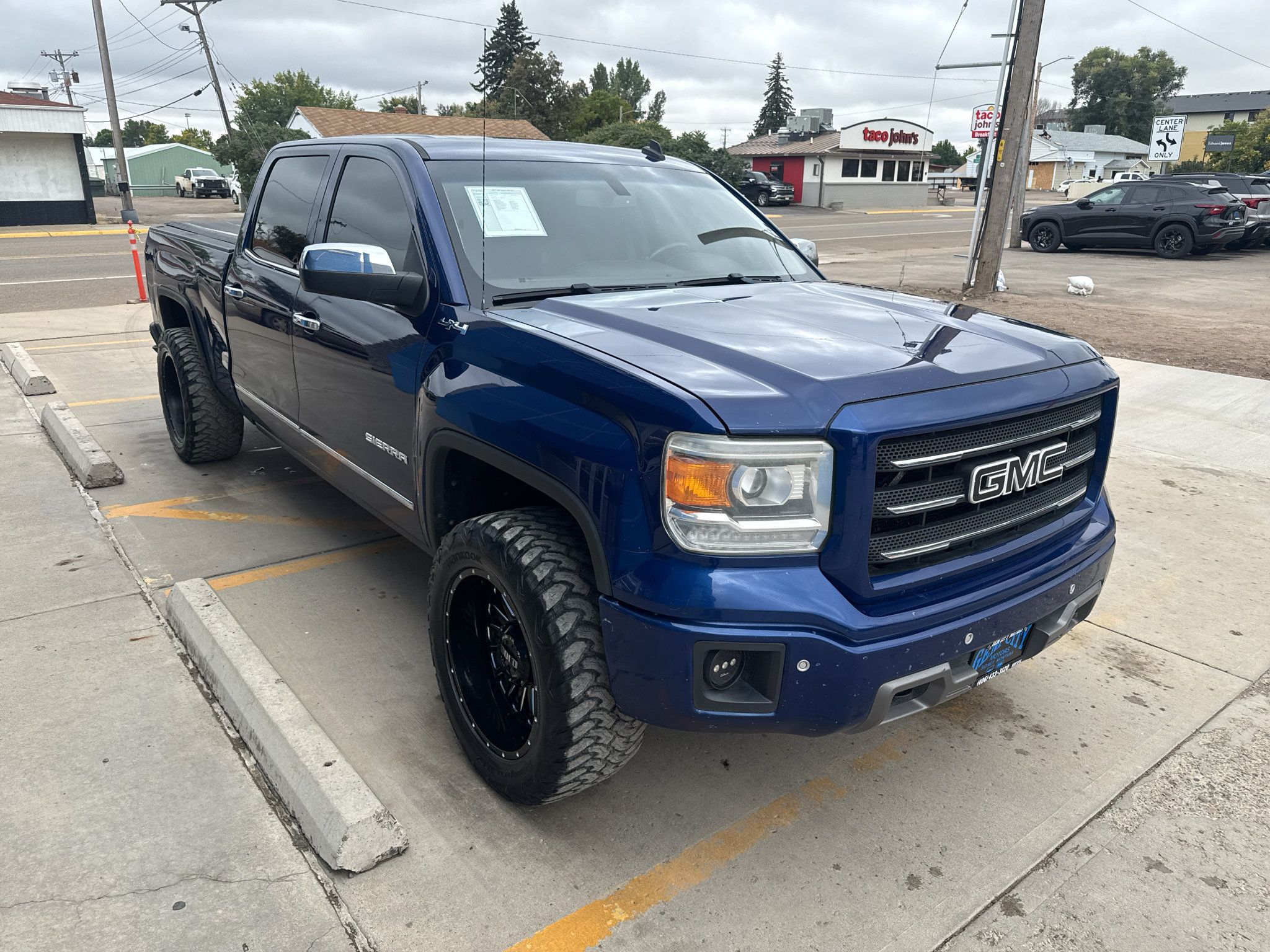 Used 2014 GMC Sierra 1500 SLT w/ SLT Crew Cab Value Package AWD/4WD image 4