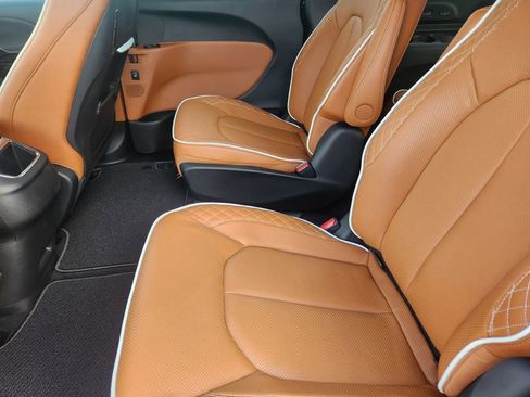 New 2026 Chrysler Pacifica Pinnacle image 28
