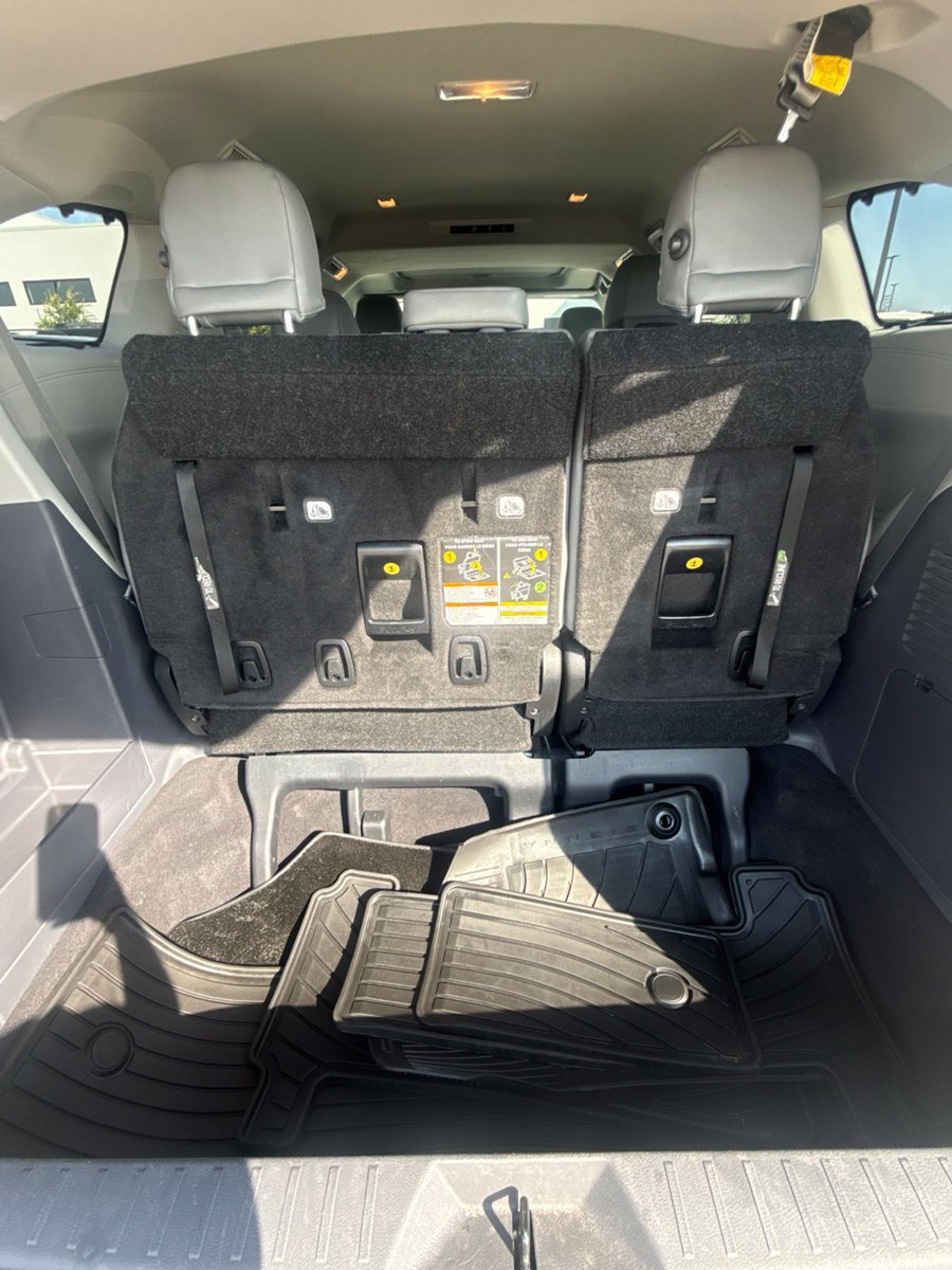 Used 2023 Toyota Sienna Limited FWD image 22