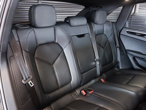 Certified 2025 Porsche Macan AWD/4WD image 5