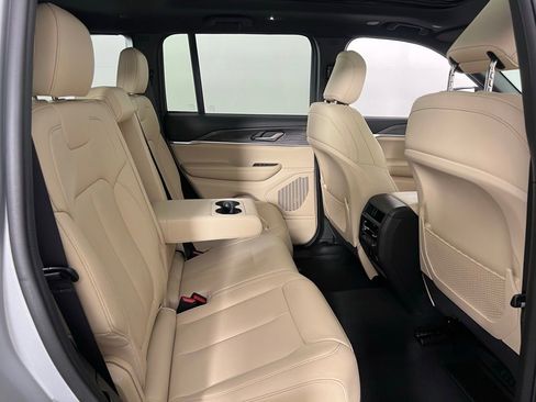 Used 2024 Jeep Grand Cherokee Limited w/ Black Appearance Package image 31