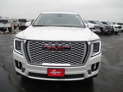 Used 2021 GMC Yukon XL Denali w/ Denali Premium Package image 11
