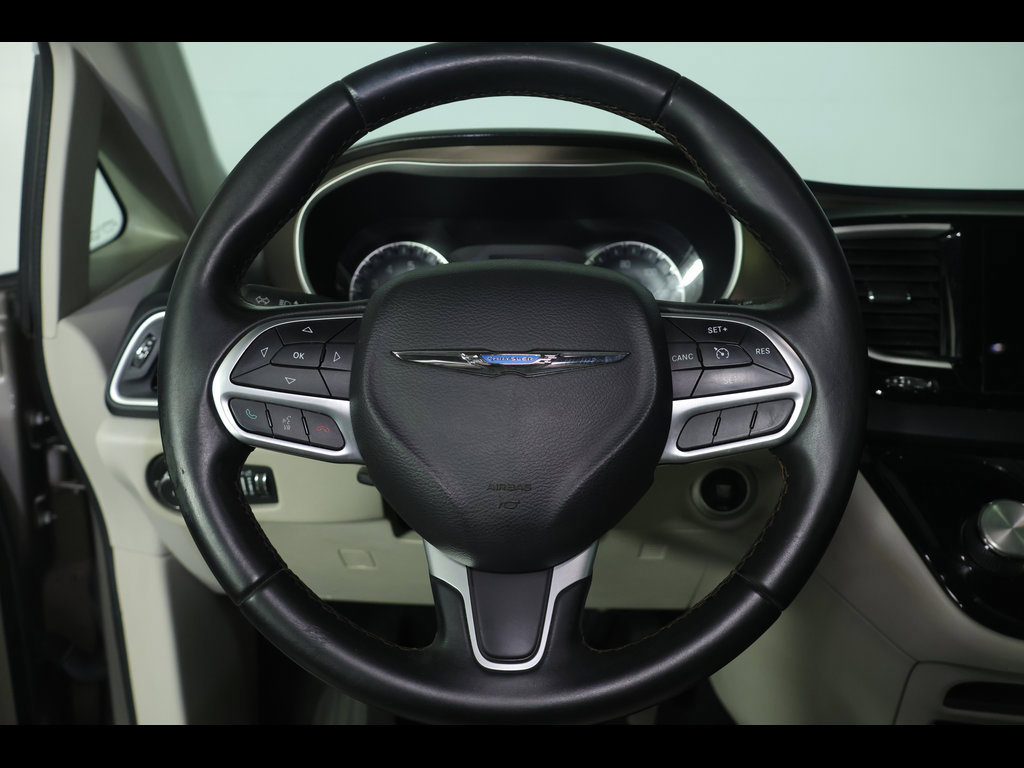 Used 2017 Chrysler Pacifica Touring-L FWD image 20