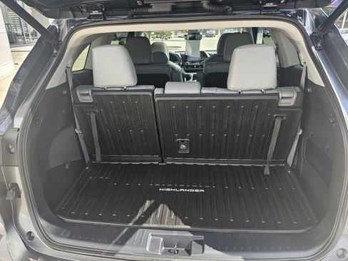 Used 2022 Toyota Highlander XLE image 6