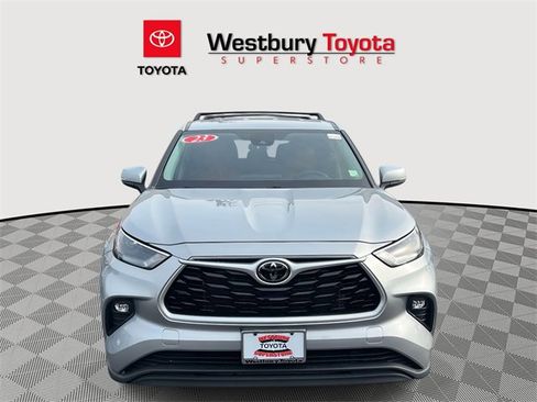 Used 2023 Toyota Highlander LE image 3