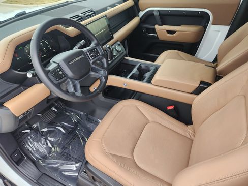 Certified 2025 Land Rover Defender 90 S image 15