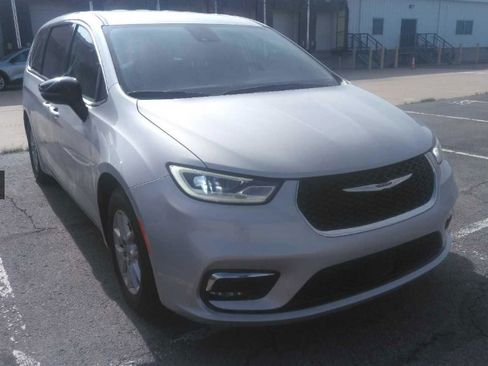 Used 2024 Chrysler Pacifica Touring-L FWD image 1